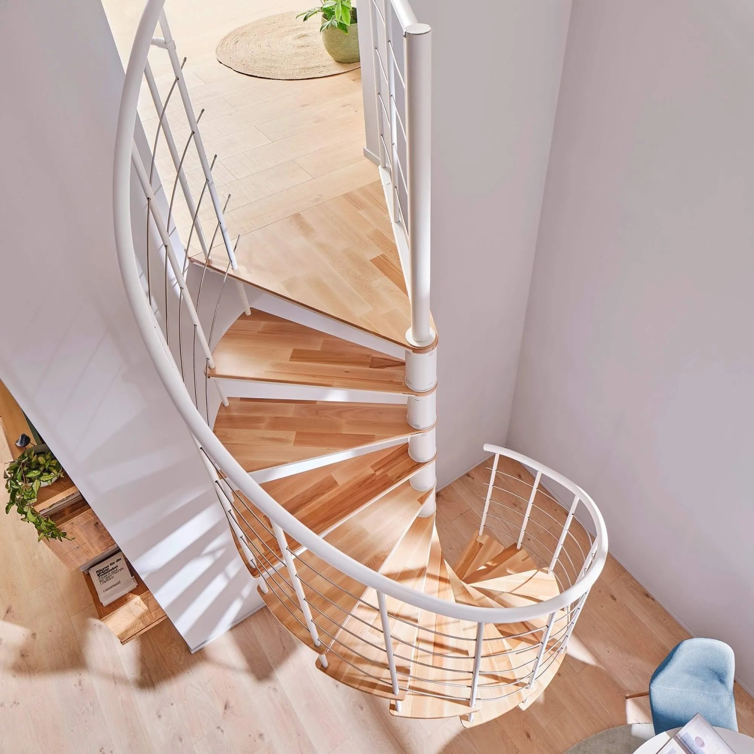 Treppen Intercon Wendeltreppe Select 140 cm Durchmesser 12 Stufen Metallfarbe Polar-Weiß Stufendesign Buche Natur
