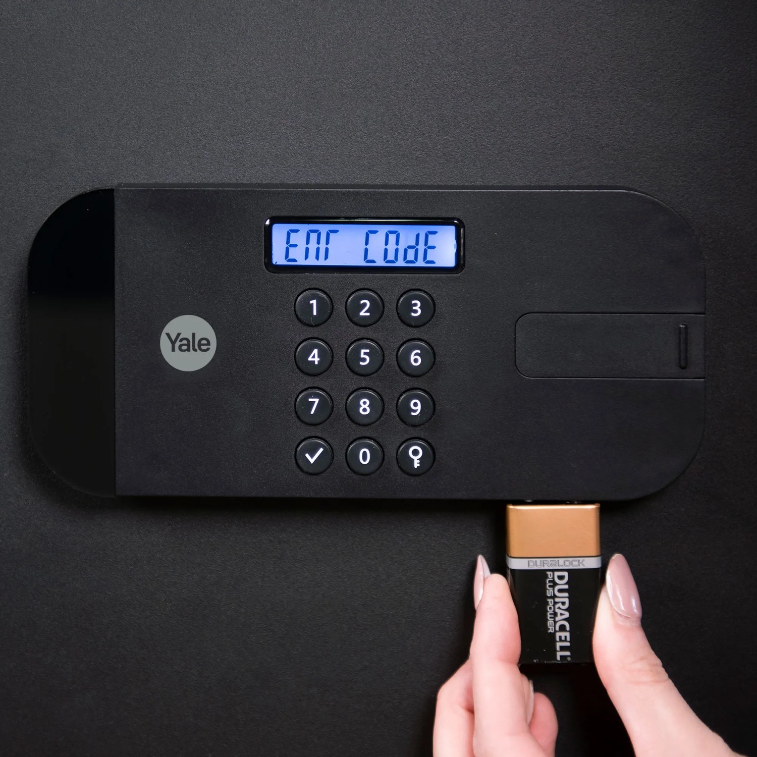 Schwarzer Yale Tresor High Security Safe mit Tastenfeld und 9V Batterie für Notöffnung.