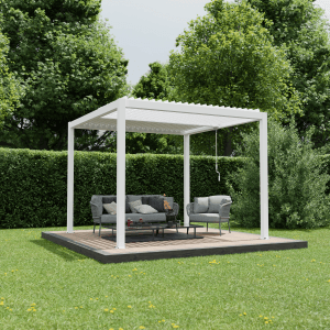 Weiße Ximax Pergola Shade Aluminium 300x300 cm im Garten mit Lounge-Möbeln.