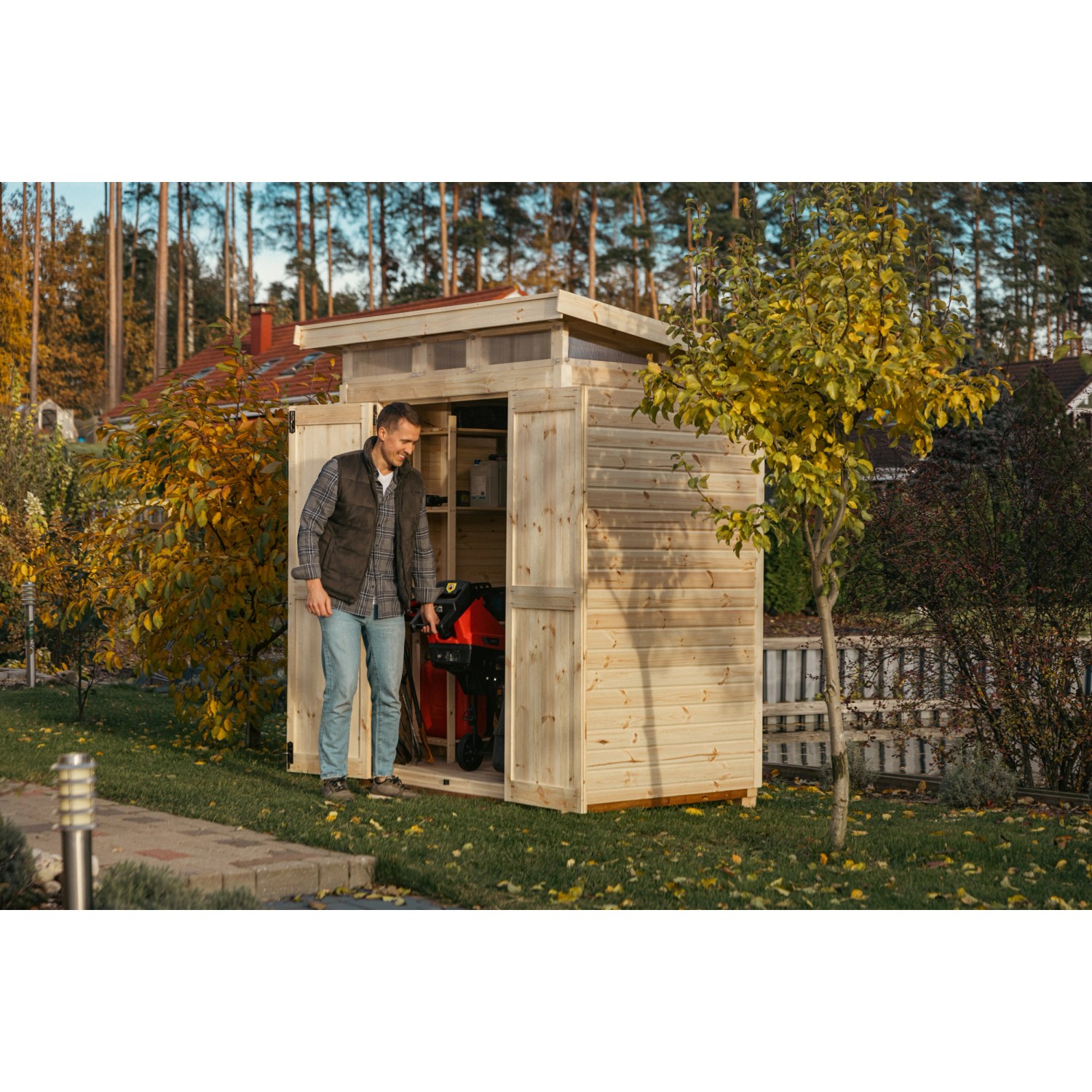 Upyard Gartenhaus Strongbox M aus Holz mit Fundament, 163x127cm, Natur, mit Mann und Gartengerät