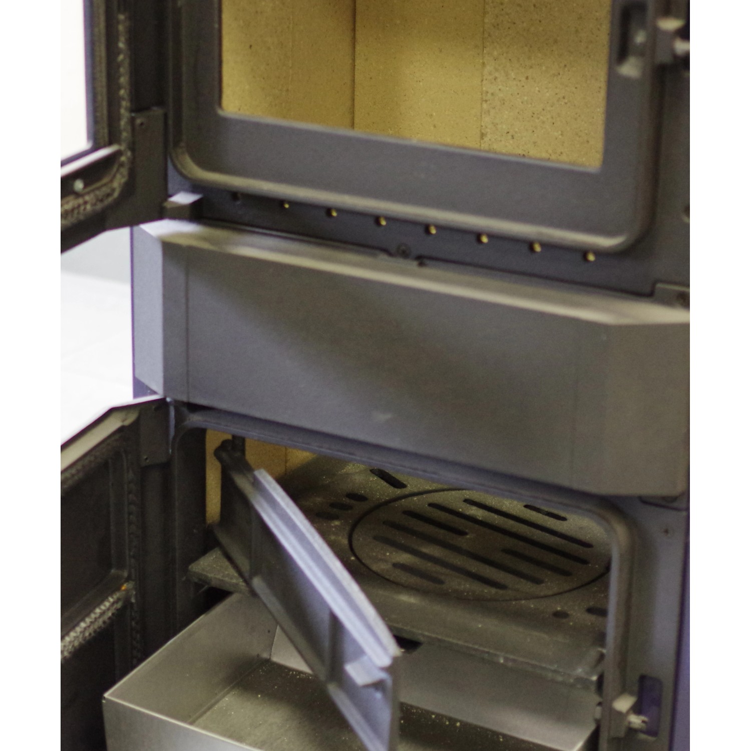 Detailaufnahme: Wamsler Werkstattofen RH8-F mit Specksteinverkleidung, Brennraum und Aschefach sichtbar.