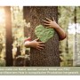 Hände umarmen Baum mit Moosherz, FSC-zertifiziertes Holz.