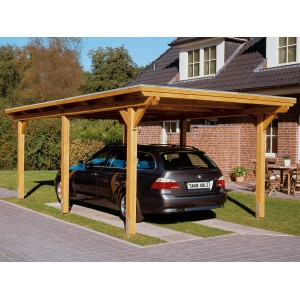 Skan Holz Carport Emsland aus naturbelassenem Holz mit Auto. Einzelcarport mit flachem Dach und sechs Pfosten.