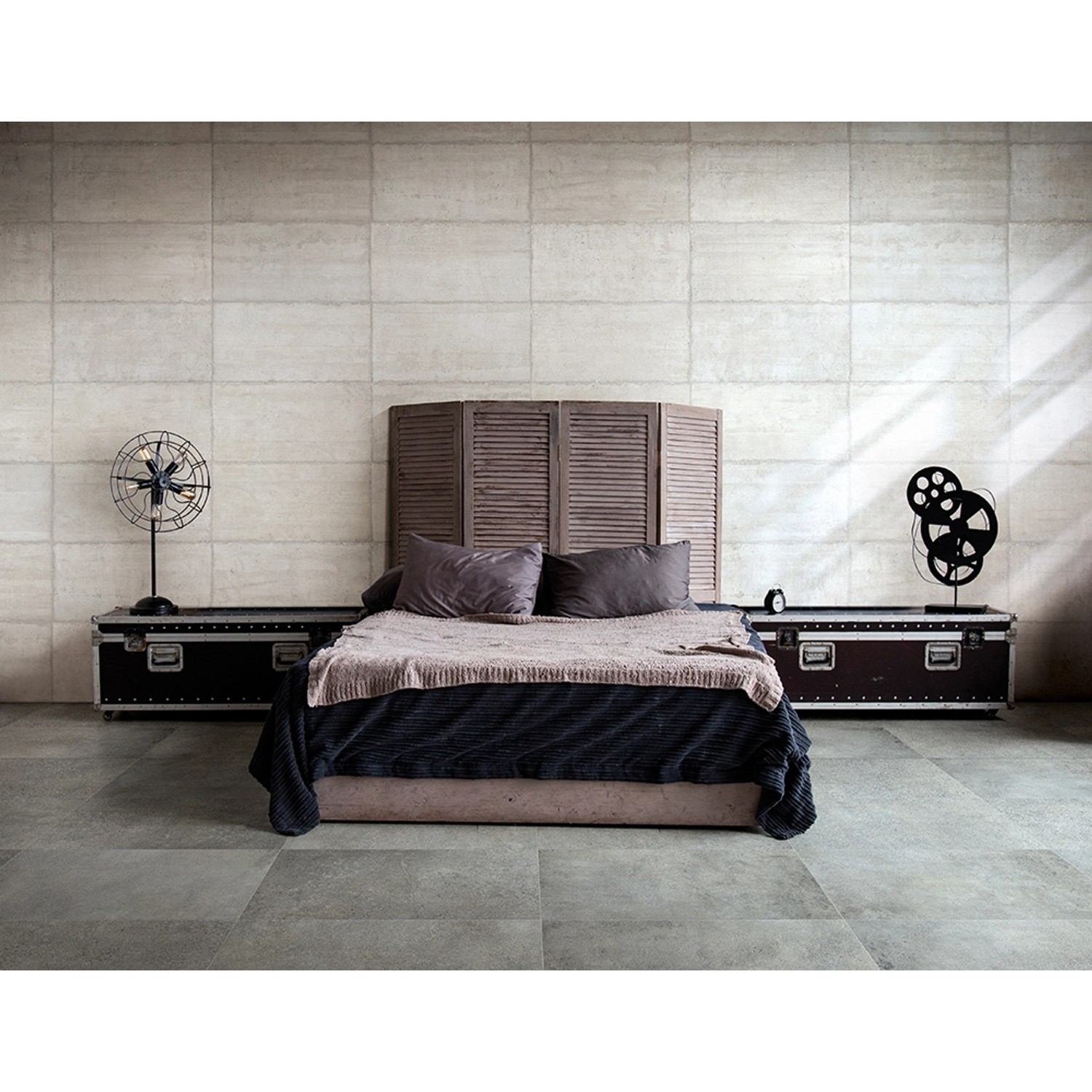 Anthrazitfarbene Feinsteinzeug Bodenfliese Dock decor 80x40 cm im modernen Schlafzimmer mit Zement-Optik.