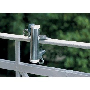 Videx Garden Sonnenschirmhalter für Handläufe, galvanisch verzinkt, an einem weißen Geländer befestigt.
