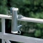 Videx Garden Sonnenschirmhalter für Handläufe, galvanisch verzinkt, an einem weißen Geländer befestigt.
