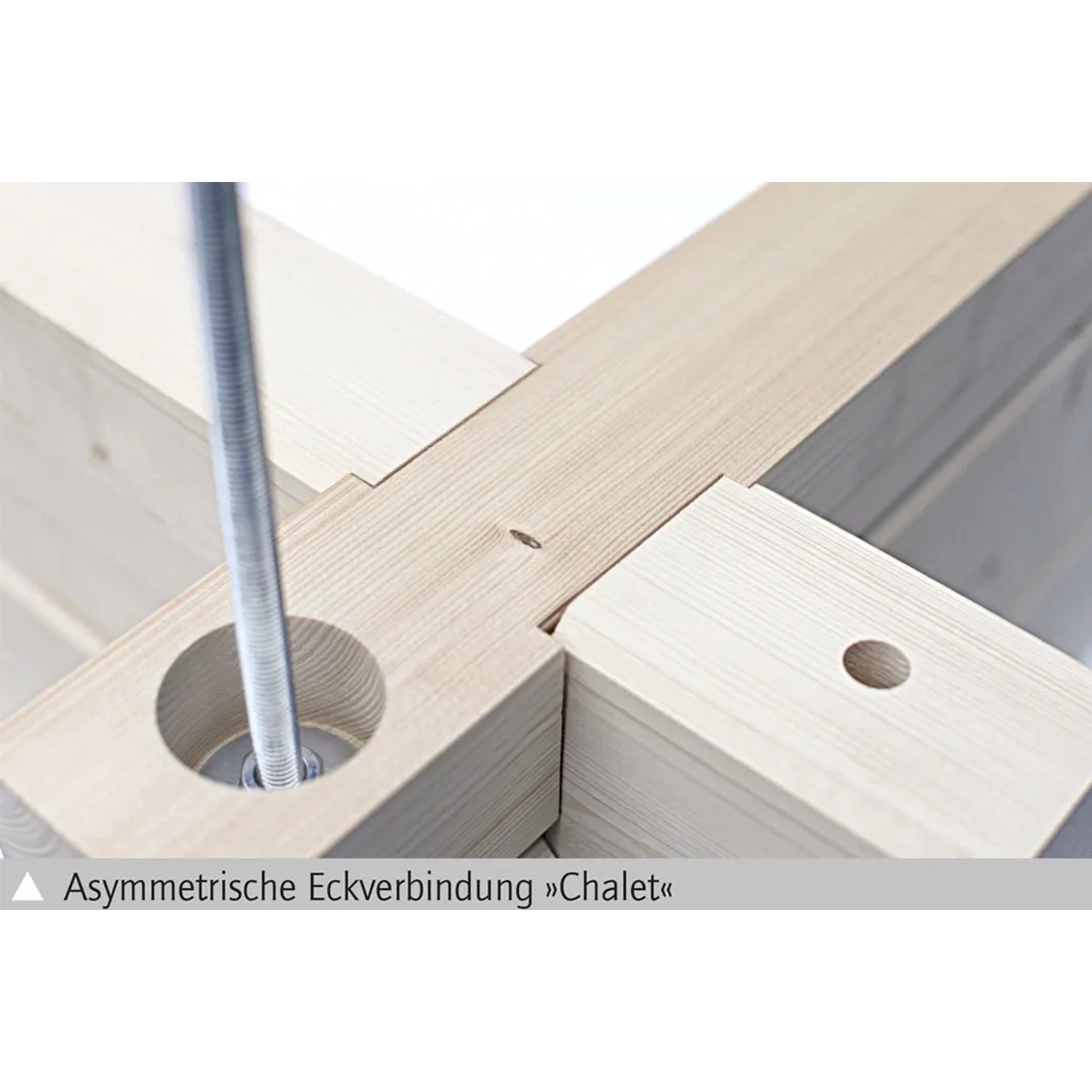 Detailaufnahme der Eckverbindung des Skan Holz Gartenhauses Montral, naturbelassenes Holz.