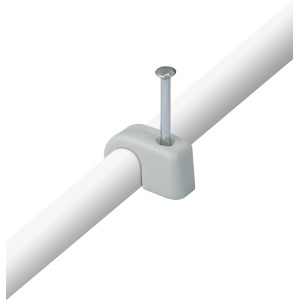 Graue Expressschelle mit Nagel zur Befestigung von Rohren (7-11mm).