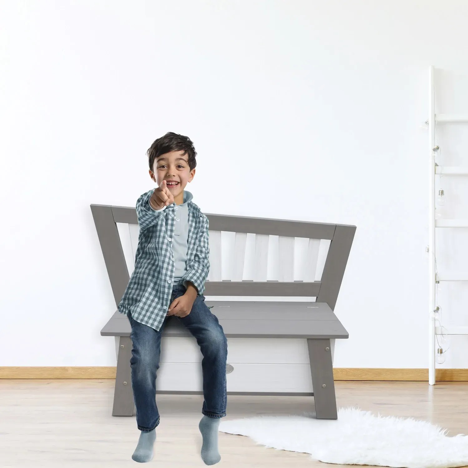 Axi Aufbewahrungsbank Corky grau-weiß mit Kind. Gartenbank mit Stauraum für Kinder.