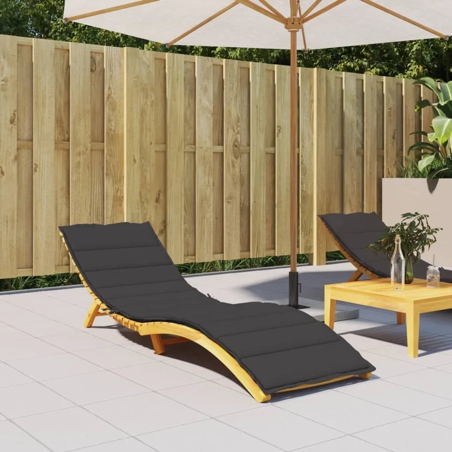 Schwarze Sonnenliegen-Auflage aus Oxford-Gewebe auf Holzliege. Bequemes Sitzkissen für Garten & Terrasse.