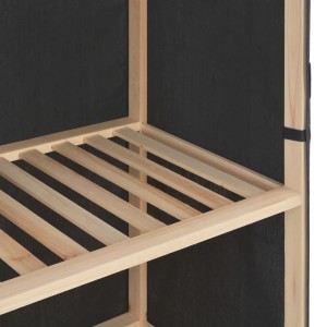 Detailaufnahme: Grauer Stoff-Kleiderschrank vidaXL mit Holzregalen.