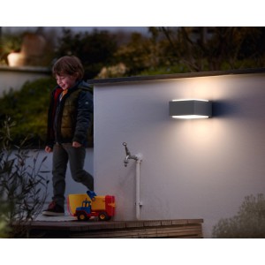 Moderne Philips myGarden Außenwandleuchte Hedgehog aus Edelstahl an Hauswand mit Kind und Spielzeugauto.