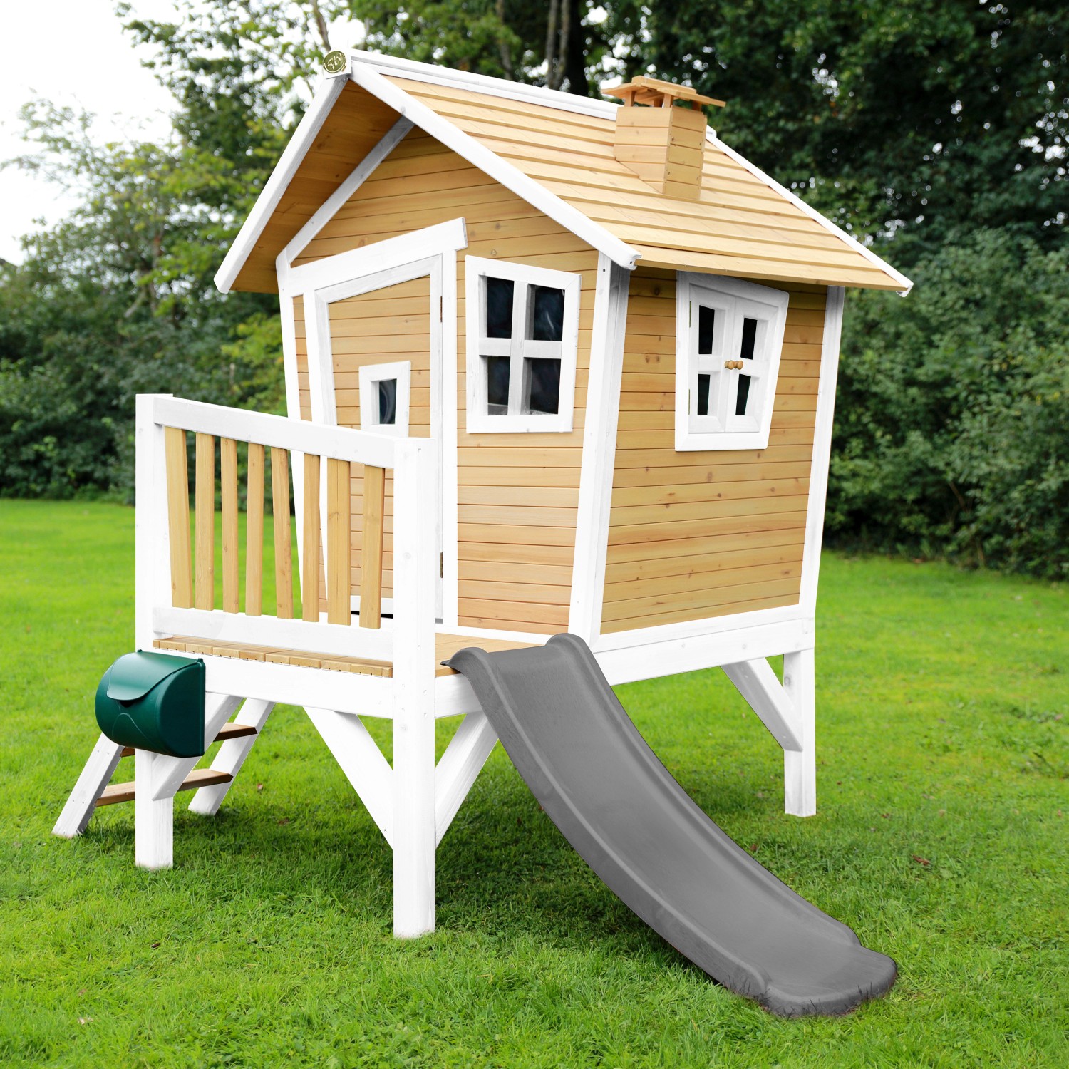 Axi Robin Spielhaus mit Rutsche, braun-weiß, für Kinder ab 2 Jahren. Holzhaus mit Veranda und Leiter.