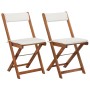 Zwei klappbare Akazienholz-Stühle mit weißen Auflagen für ein vidaXL Bistro-Set Gartenmöbel.