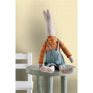 ESTAhome Vliestapete mit pastellgelbem Karomuster. Ein Stoffhase sitzt vor der dekorativen Tapete.