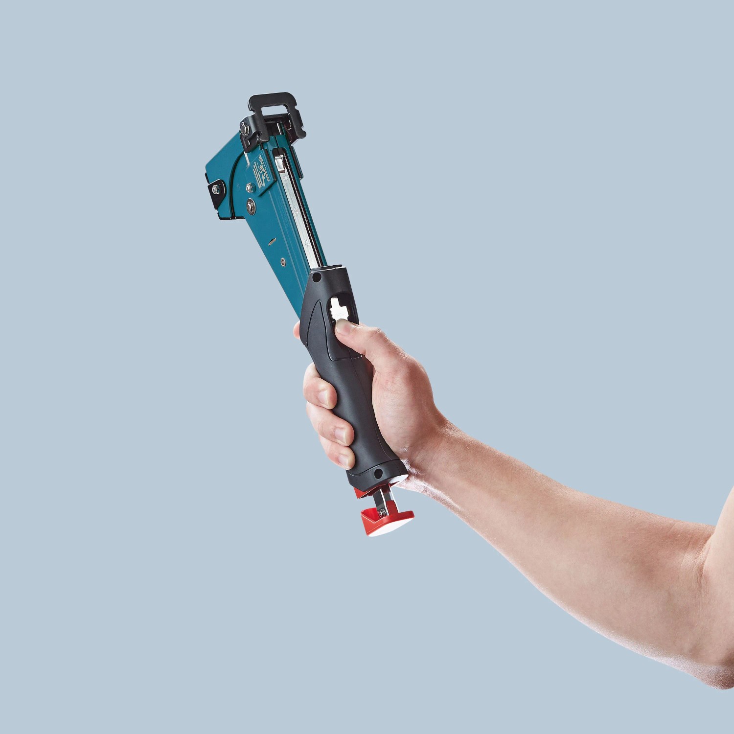 Novus Hammertacker J-055, Typ G, in Hand gehalten. Tacker für Klammern 6-14mm, blau/schwarz.