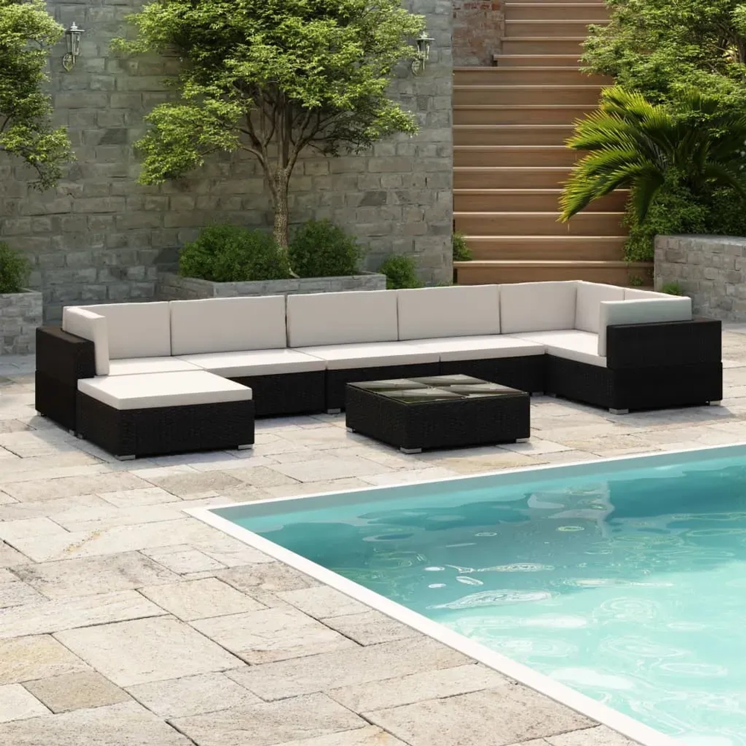 Schwarzes 8-tlg. vidaXL Garten-Lounge-Set aus Polyrattan mit cremeweißen Auflagen am Pool.