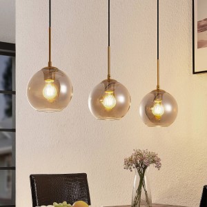 Moderne Lindby Pendelleuchte Hiwana mit 3 Rauchglas-Kugeln und Alu-Elementen für Wohn- und Esszimmer.
