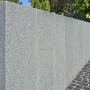 Graue Granit Palisaden als Einfassung für Garten und Grundstück.
