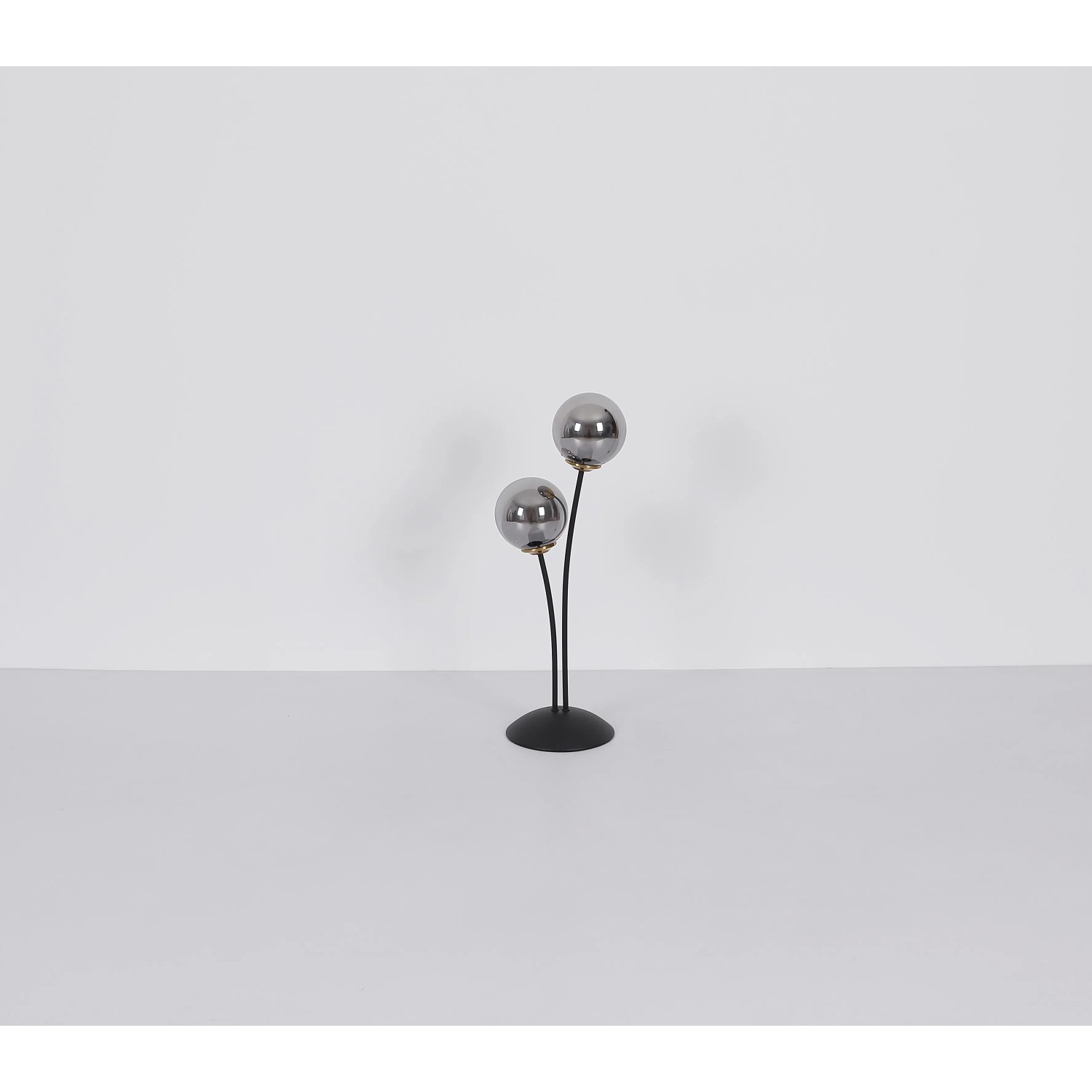 Globo Design-Tischlampe Jorge, schwarz matt mit rauchfarbenen Glaskugeln, 13 cm hoch.