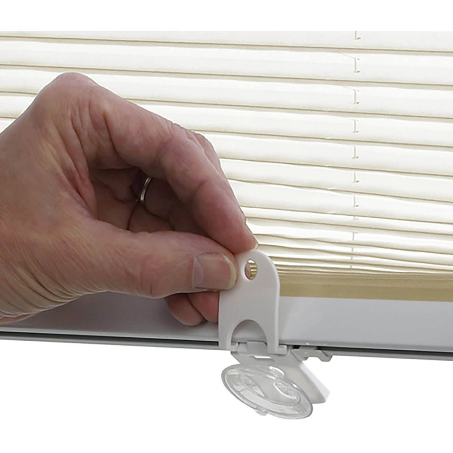 Detailaufnahme: Montage des Gardinia Plissee Solo 100x130 cm in Creme mit Saugnapf.