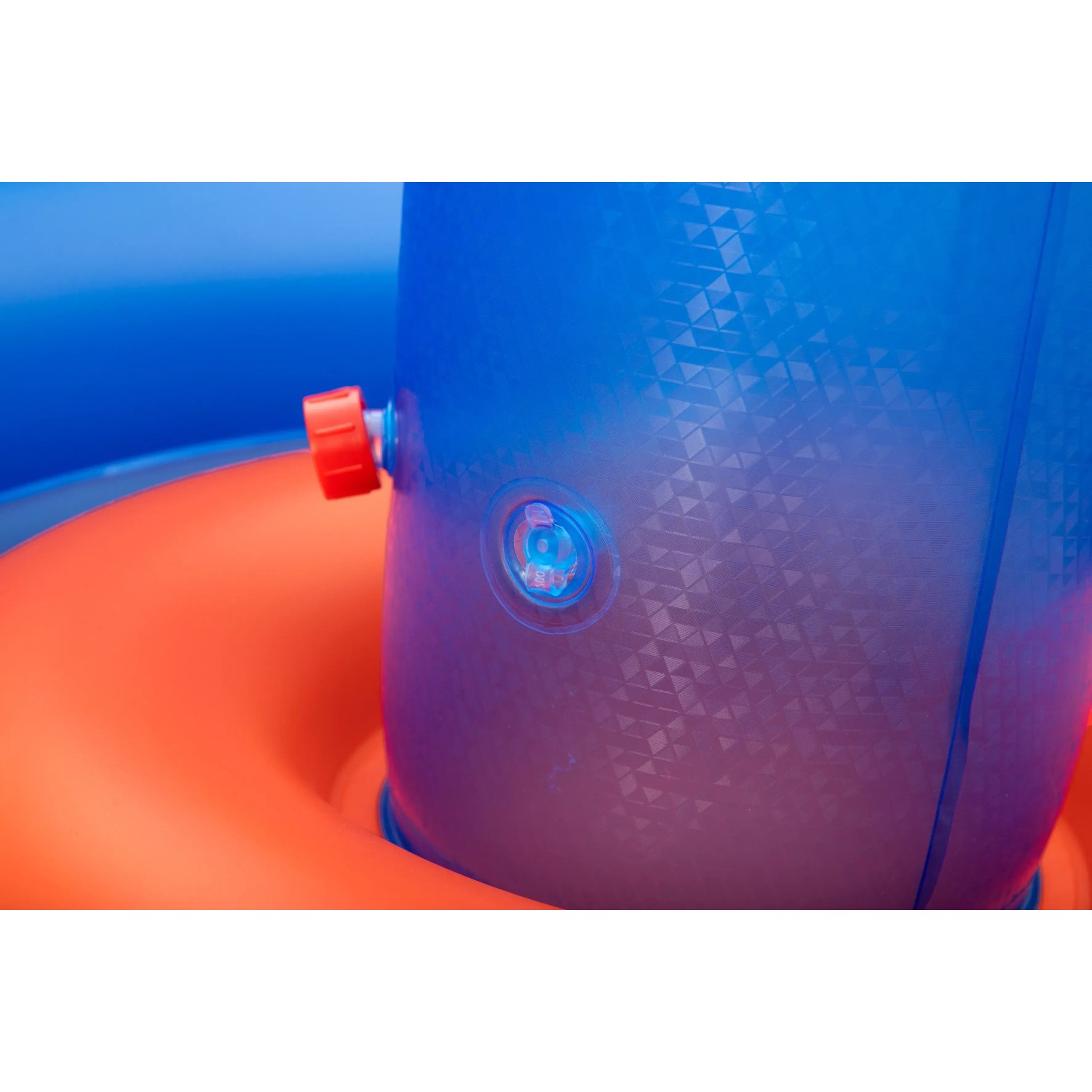 Detailaufnahme: Blaues Element mit Ventil und Muster des Bestway Wasserspielcenters Unterwasserwelt.