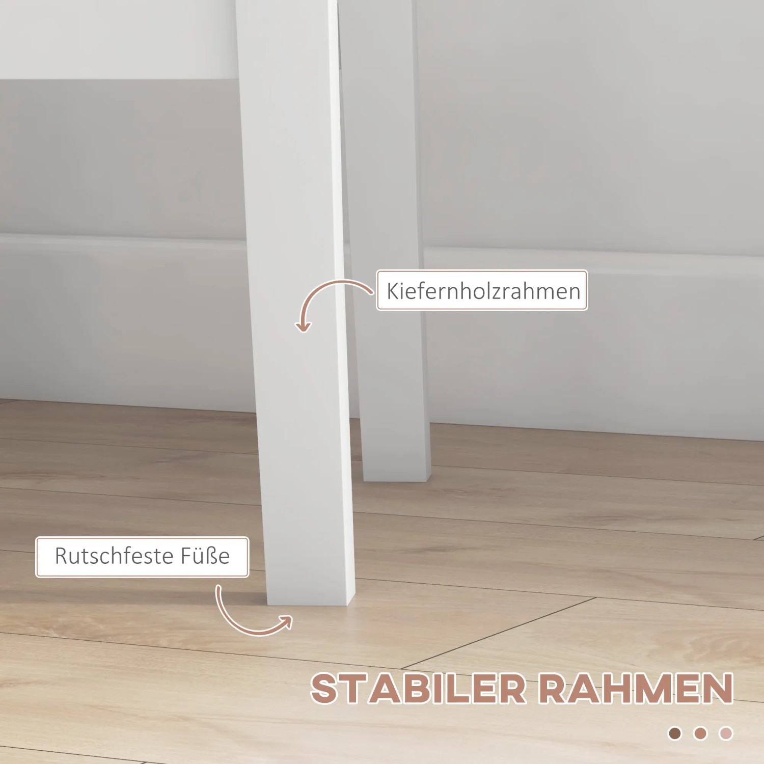 Detailaufnahme: Weißes Kiefernholz-Gestell der HOMCOM Essgruppe mit rutschfesten Füßen.