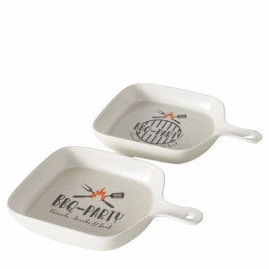 Zwei beige BBQ Schalen von Boltze, quadratisch mit Griff und BBQ-Party Aufdruck.