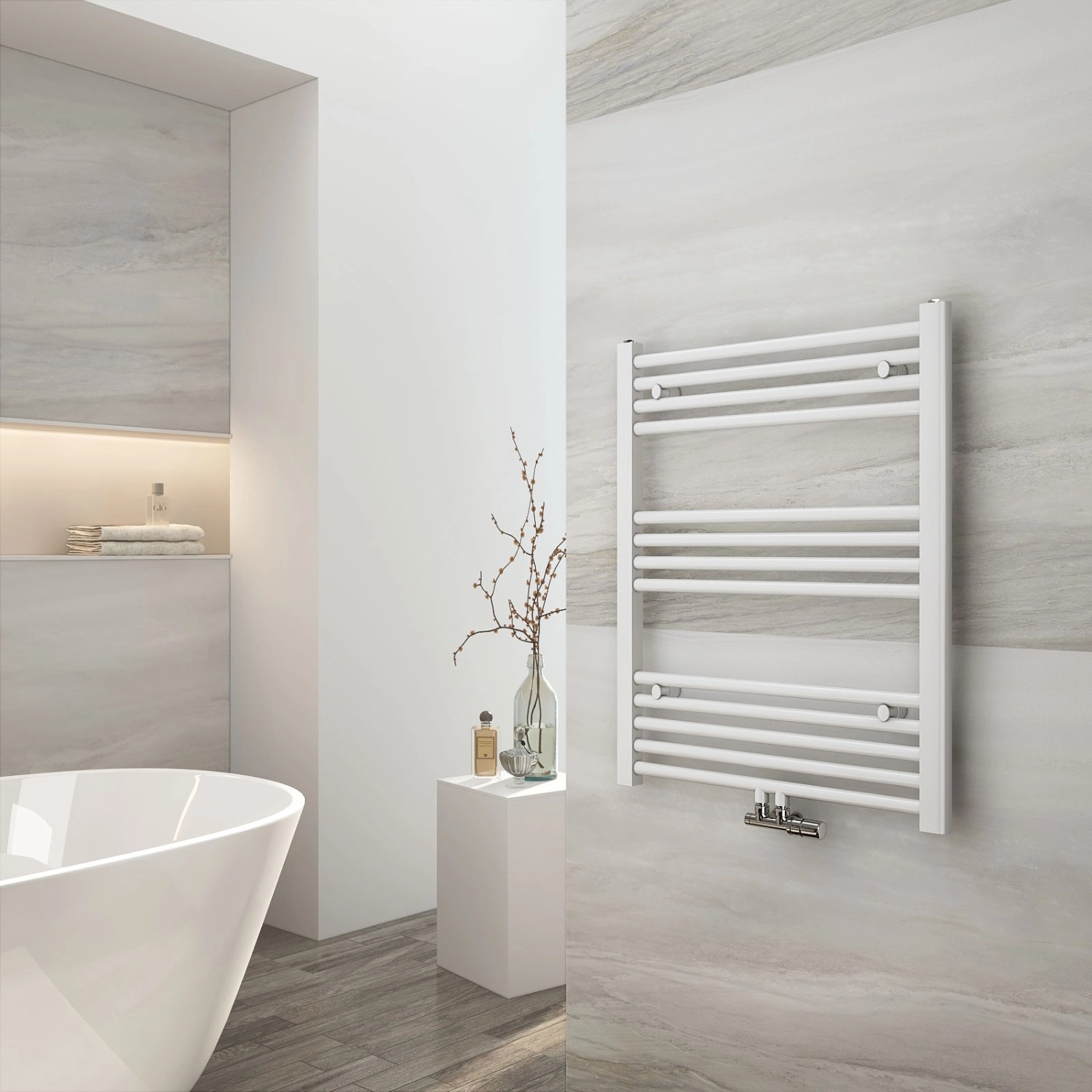 Weißer Emke Badheizkörper Handtuchwärmer (75x60cm) im modernen Badezimmer.
