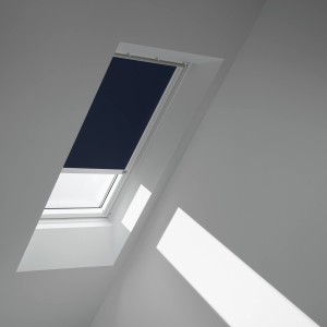 Velux Verdunkelungsrollo DML C02 in Blau-Weiß am Dachfenster für optimale Verdunkelung.