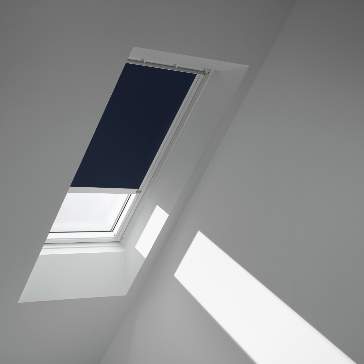 Velux Verdunkelungsrollo DML C02 in Blau-Weiß am Dachfenster für optimale Verdunkelung.