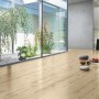 Designboden Modular One Eiche Urban Hell im modernen Raum mit Pflanzen und Dekoration.