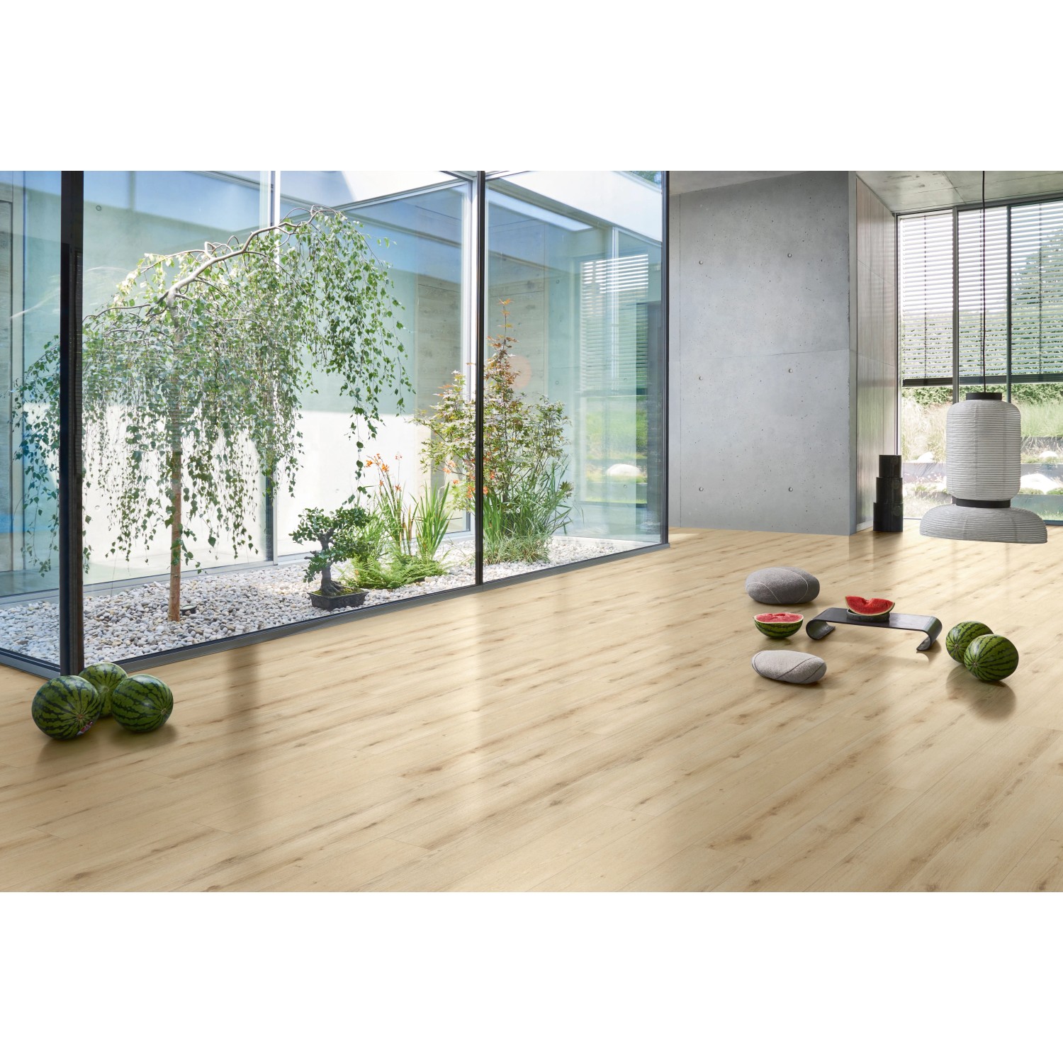 Designboden Modular One Eiche Urban Hell im modernen Raum mit Pflanzen und Dekoration.