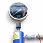 Nahaufnahme des Manometers der DeTec. 12 Tonnen Hydraulikpresse. Zeigt den Druck für präzise Presswerkzeuge.