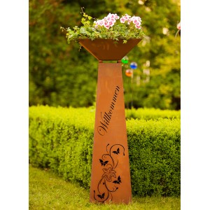 Rostfarbene Deko-Säule mit Pflanzschale, Lilien-Motiv und Schriftzug "Willkommen" für den Garten.