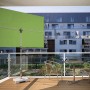 Grüner Doppler Balkonschirm (127x177 cm) mit Handöffner auf einem Balkon.