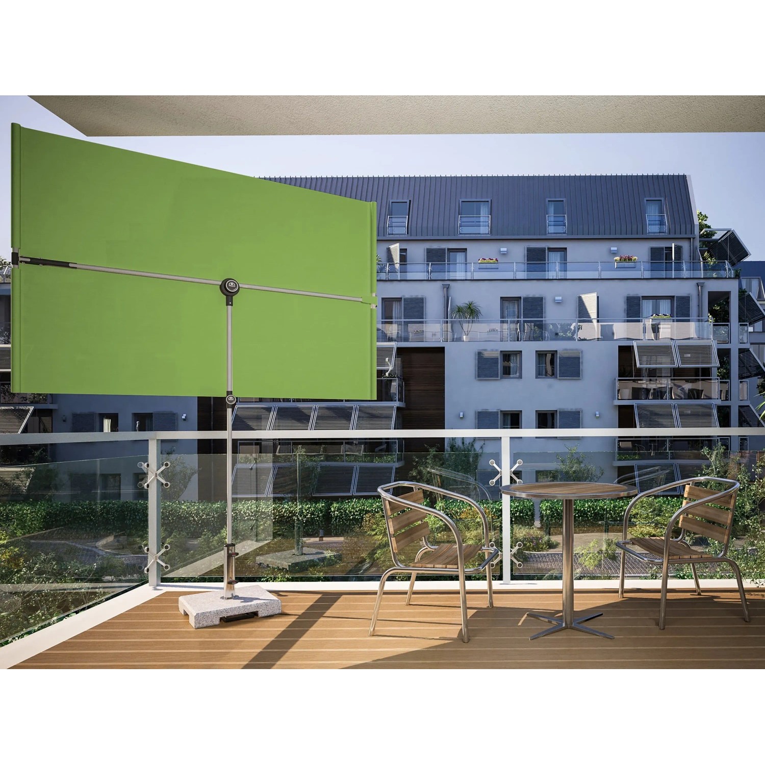 Grüner Doppler Balkonschirm (127x177 cm) mit Handöffner auf einem Balkon.