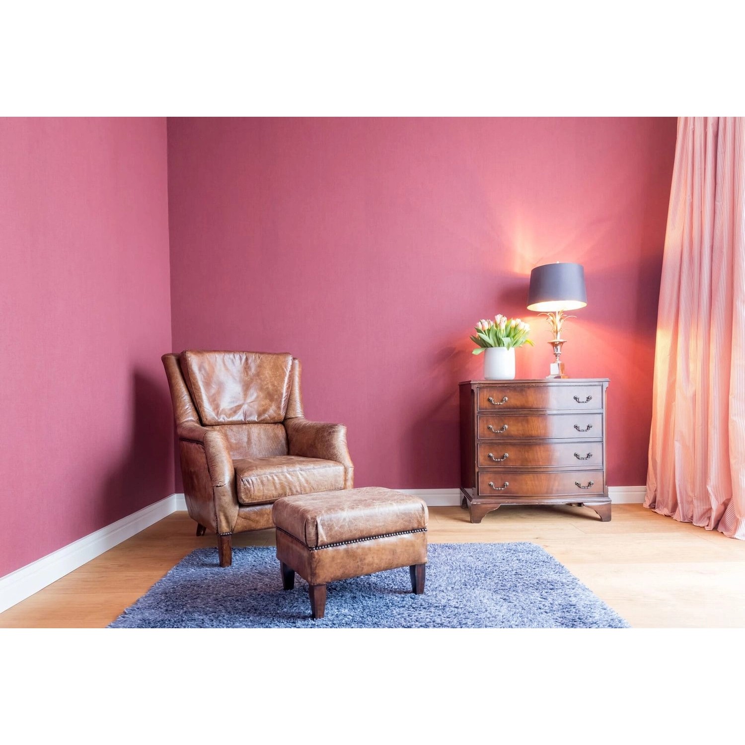 Raumansicht mit NOEL & MARQUET NMC FD11 Sockelleisten (26 m, Weiß) als Wandabschluss.