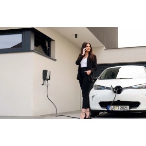LRT Wallbox Home Line Essential+ 11 KW mit E-Auto und Frau am Telefon.