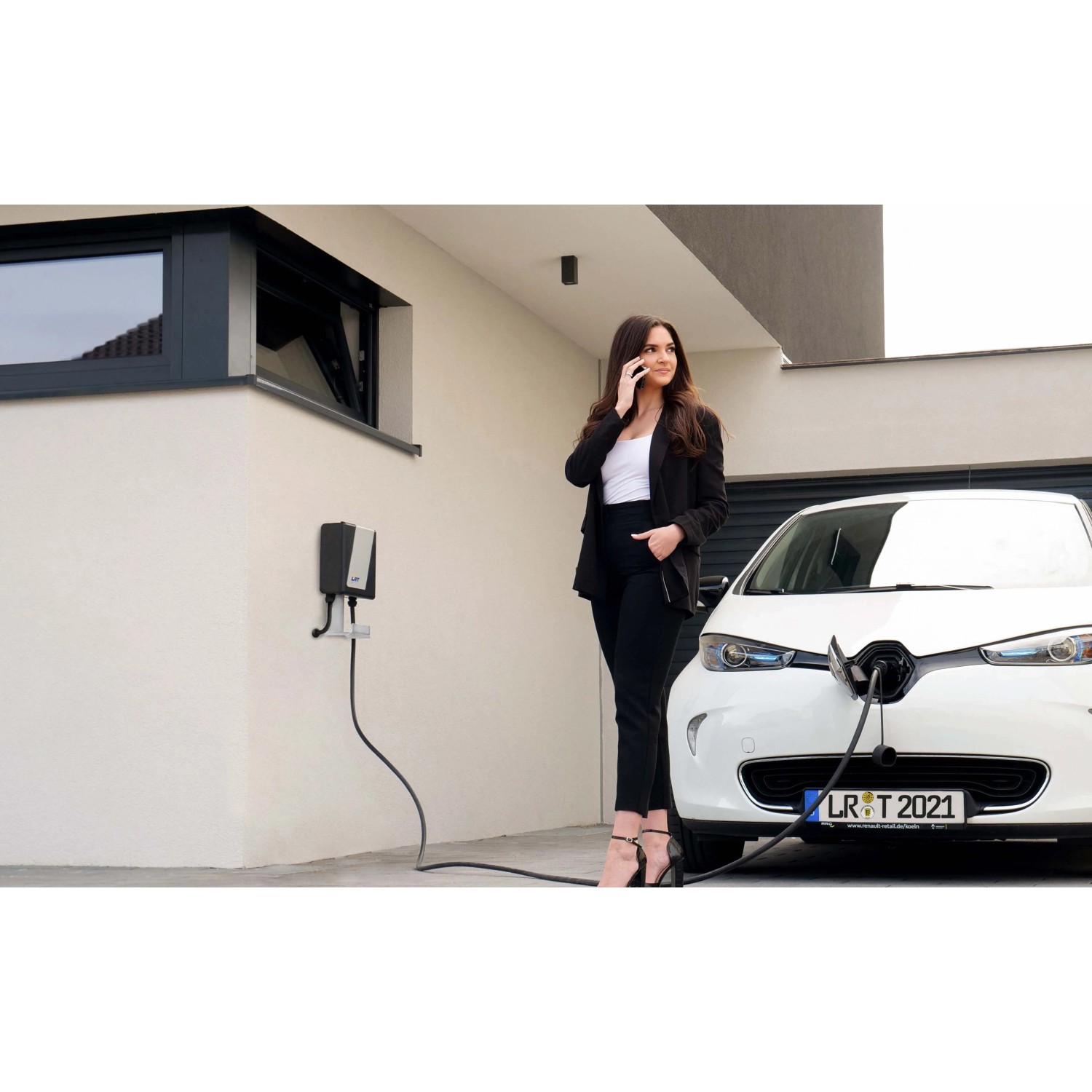 LRT Wallbox Home Line Essential+ 11 KW mit E-Auto und Frau am Telefon.