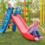 BIG Fun Slide Rutsche im Garten mit spielenden Kindern. Die Rutsche ist rot und blau.