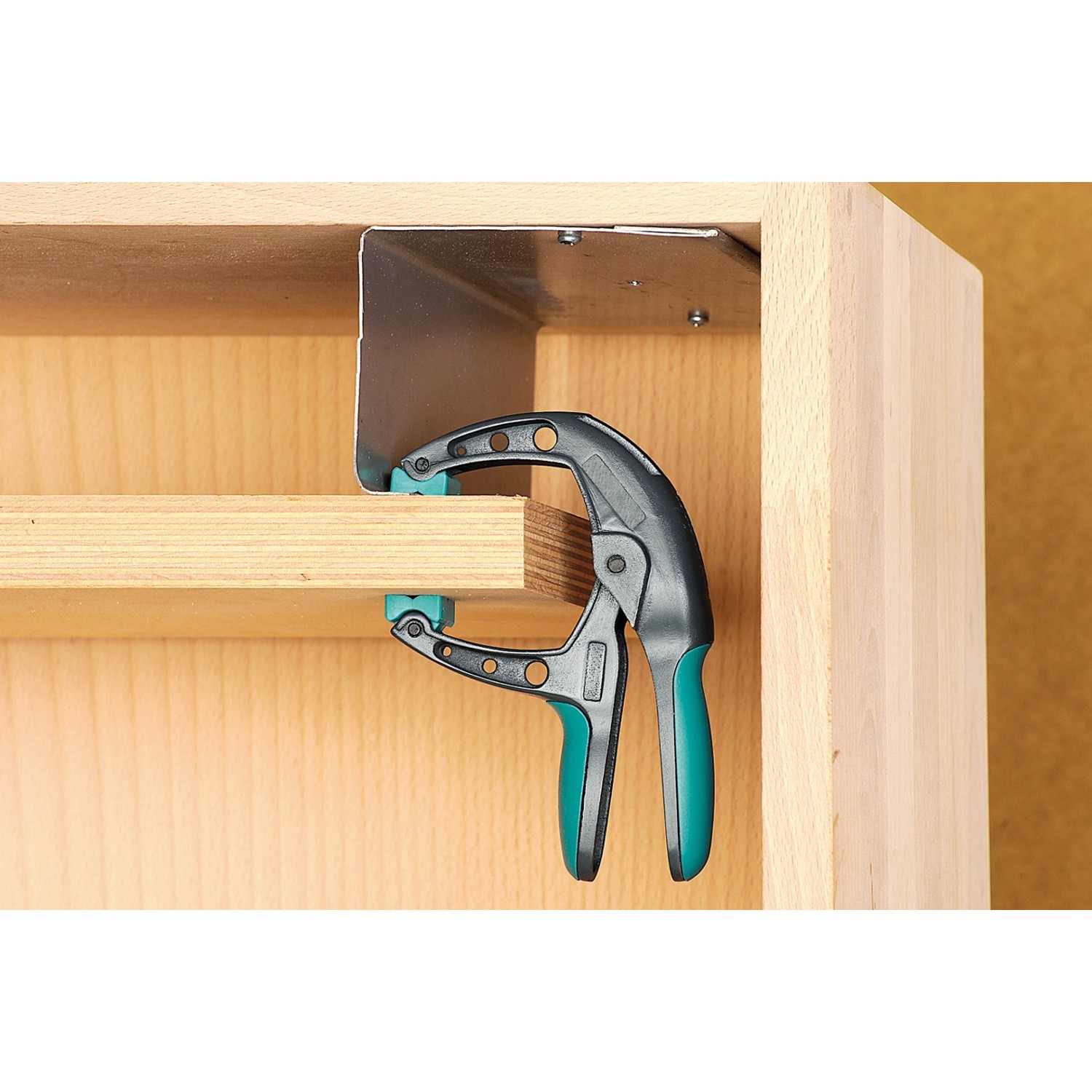 Wolfcraft Ergo-Federzwinge FZH 40 beim Spannen von Holz, Spannwerkzeug mit ergonomischem Griff.