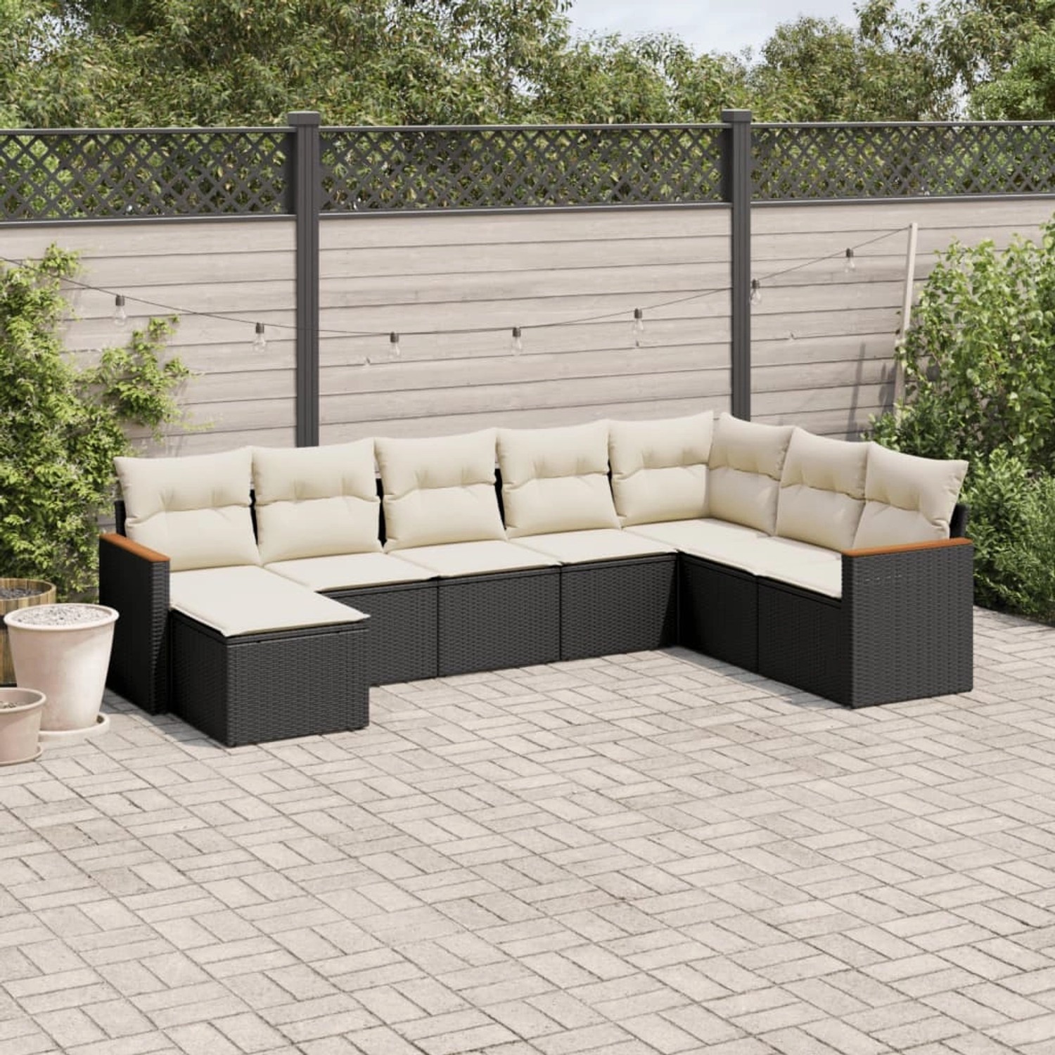 Schwarze 8-tlg. vidaXL Garten-Sofagarnitur aus Poly Rattan mit cremefarbenen Kissen.