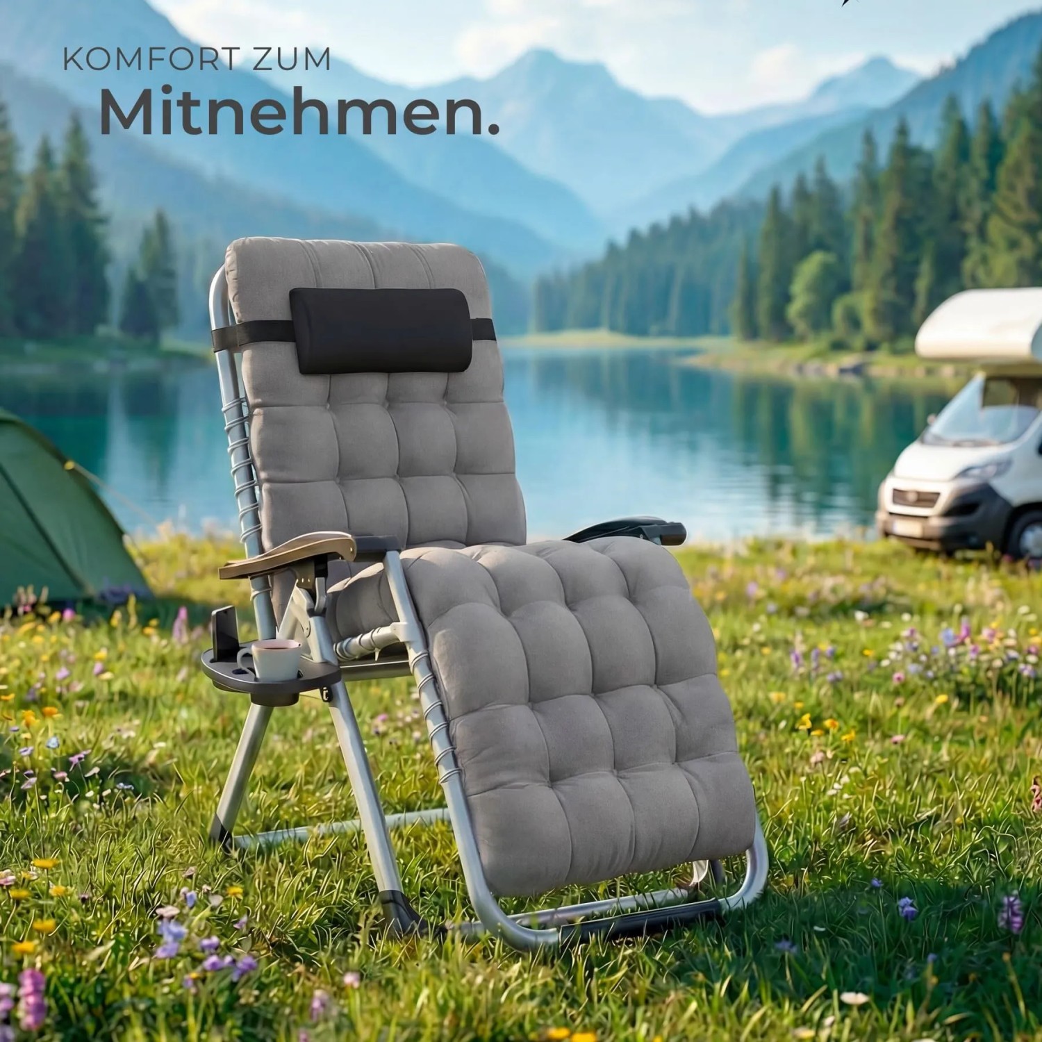 Hellgraue klappbare Sonnenliege mit Polster und Ablagetisch, verstellbar, am See im Grünen. Ideal für Garten & Camping.