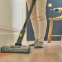 Ryobi Akku-Staubsauger RSVS18BL-0 bei der Reinigung von Holzboden. Handstaubsauger mit Bürste.