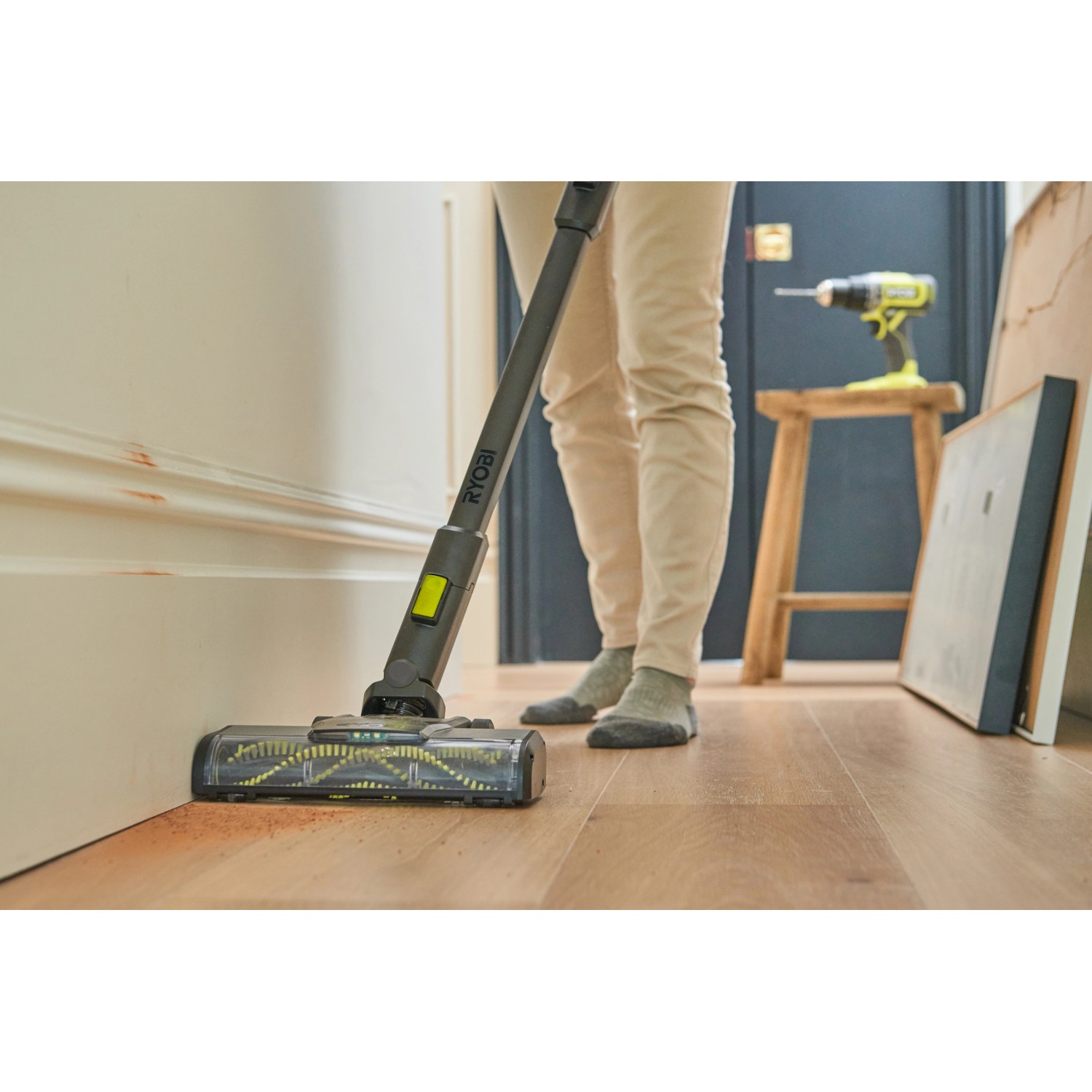 Ryobi Akku-Staubsauger RSVS18BL-0 bei der Reinigung von Holzboden. Handstaubsauger mit Bürste.