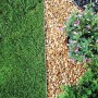 Bellissa Rasenkante aus verzinktem Metall trennt Rasen von Kies und Pflanzen im Garten.