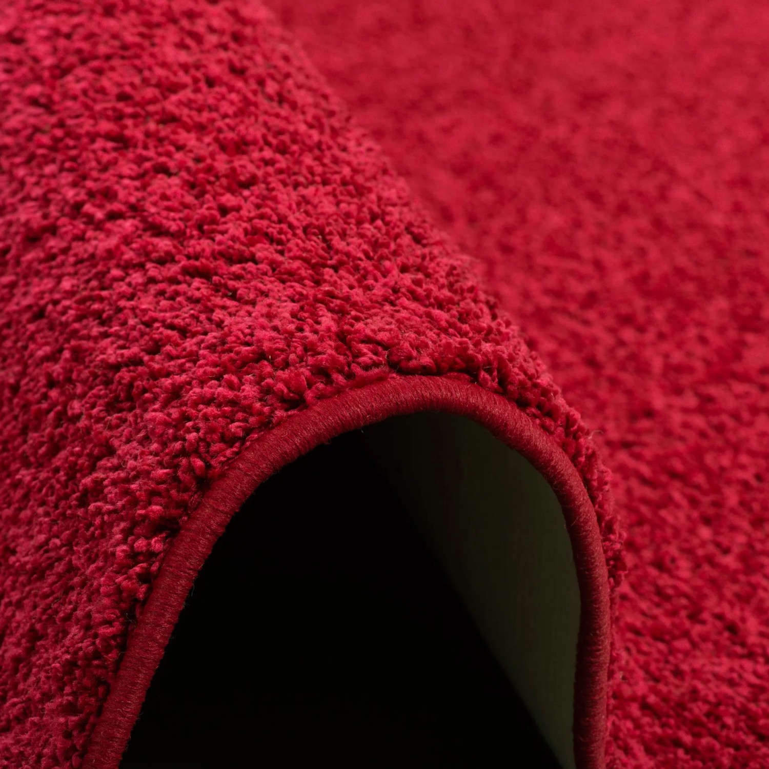 Detailansicht: Roter Snapstyle Hochflor Teppich Mona, 100x200cm. Weicher Velours Teppich.