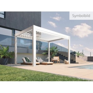 Weiße Biohort Pergola 5,5x3m als Terrassenüberdachung mit verstellbaren Lamellen im Garten.