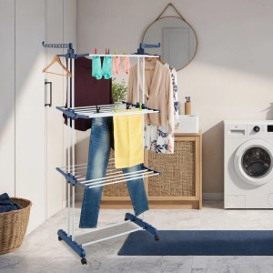 Weiß-blauer Relaxdays Wäscheturm mit 3 Ebenen und Rollen, beladen mit Kleidung, in einem Waschraum.
